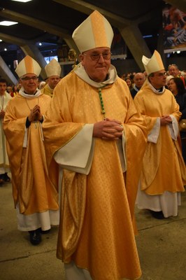23.04.11-16 Lourdes - avec notre évêque.JPG