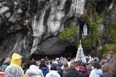 23.04.11-16 Lourdes messe grotte.JPG