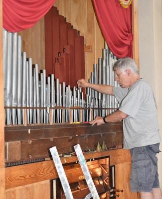 23.09.23 Chênex -  Gros travail de restauration du facteur d'orgue.JPG